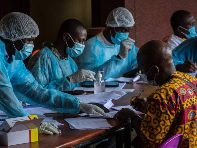 Trabajadores sanitarios en Guinea durante el registro para la aplicación de vacunas contra el ébola. 
