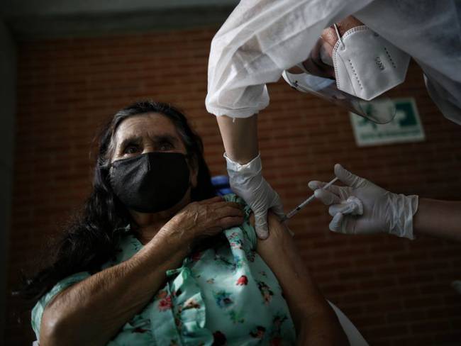 Vacunación de forma masiva a mayores de 80 en Bogotá