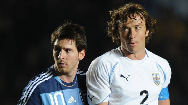 Lionel Messi junto con Diego Lugano