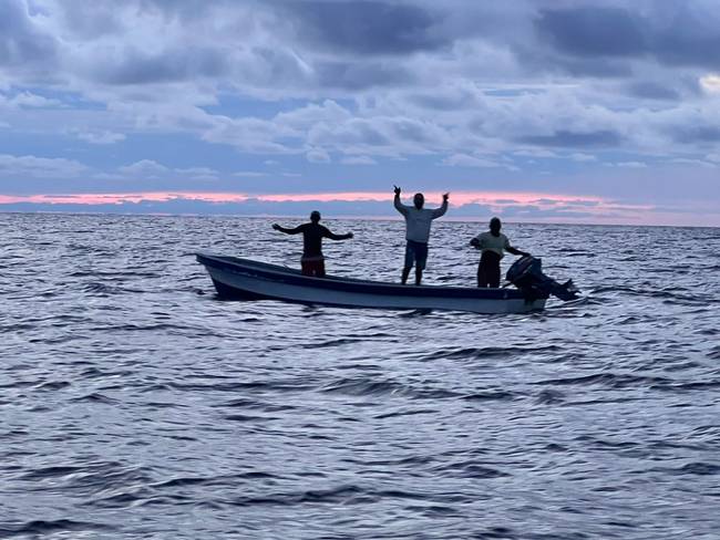 Los tres pescadores cuando pedían la ayuda de la Armada. Foto: Armada Nacional.
