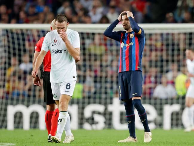Gerard Pique de FC Barcelona y Stefan de Vrij de FC Internazionale (Foto por David S. Bustamante/Soccrates/Getty Images)