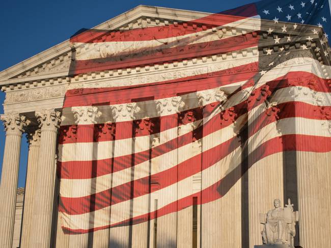 Embalaje de la corte - Corte Suprema y bandera estadounidense. Vía Getty Images.