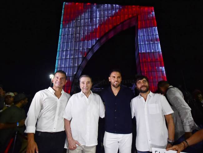Fuad Char, presidente del Junior, Sebastián Viera y el alcalde de Barranquilla, Jaime Pumarejo durante el homenaje al arquero uruguayo / Foto: @alcaldiabquilla