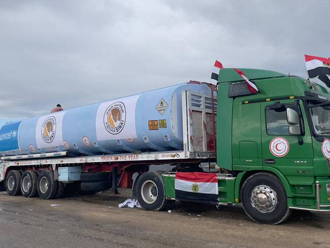 -FOTODELDÍA-RAFAH, (EGIPTO), 15/11/2023.- Un camión egipcio espera en el cruce fronterizo de Rafah, en Egipto, este miércoles para entregar combustible a la Franja de Gaza. Según el director de UNRWA en Gaza, Thomas White, la organización ha recibido 23.027 llitros de combustible pero su uso ha sido restringido por las autoridades israelíes unicamente para transportar ayuda desde Rafah. EFE/ STR