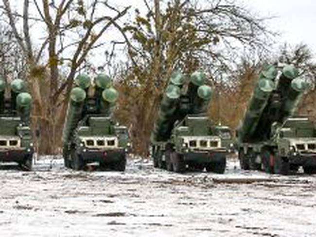 Esta fotografía publicada por el Ministerio de Defensa de Rusia el 9 de febrero de 2022 muestra a las tripulaciones de combate del sistema de defensa aérea S-400 asumiendo tareas de combate durante ejercicios conjuntos de las fuerzas armadas de Rusia y Bielorrusia.