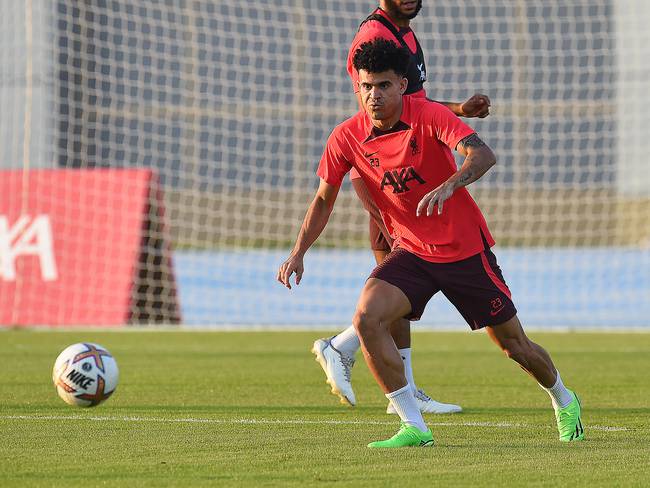 Luis Díaz entrenando con Liverpool previo a su cirugía en la rodilla. (Photo by John Powell/Liverpool FC via Getty Images)