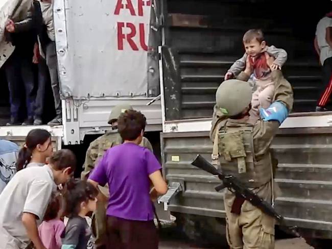 Undisclosed (Azerbaijan), 25/09/2023.- A still image taken from a handout video provided by the Russian Defence Ministry press-service shows Russian peacekeepers evacuating Nagorno-Karabakh civilians at an undisclosed location, 25 September 2023. Over the past 24 hours, Russian military personnel ensured the delivery of 190 tons of cargo with food and fuel and other aid for the civilian population of Karabakh, the Russian Ministry of Defence said on 25 September. Russian peacekeepers escorted the transport of civilians from the Martuni region, delivering 70 people to Stepanakert, the ministry added. Some 715 civilians, including 402 children, have been taken to the Russian peacekeeping contingent, where they have been provided with accommodation, food and medical assistance. Azerbaijan on 19 September 2023 launched a brief military offensive on the contested region of Nagorno-Karabakh, a breakaway enclave that is home to some 120,000 ethnic Armenians. The Armenian government announced the evacuation of about 3,000 local residents from the region following the ceasefire agreed on 20 September 2023, as Azerbaijan opened all checkpoints with Armenia for the unimpeded exit of civilians from the territory of Nagorno-Karabakh. Russian peacekeepers escorted convoys of civilians from Nagorno-Karabakh leaving for Armenia, the Russian Ministry of Defense reported. (Azerbaiyán, Rusia) EFE/EPA/RUSSIAN DEFENCE MINISTRY PRESS SERVICE HANDOUT -- MANDATORY CREDIT -- BEST QUALITY AVAILABLE -- HANDOUT EDITORIAL USE ONLY/NO SALES