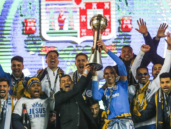 Matheus Uribe festeja su séptimo título en el fútbol de Portugal. EFE/PAULO CUNHA