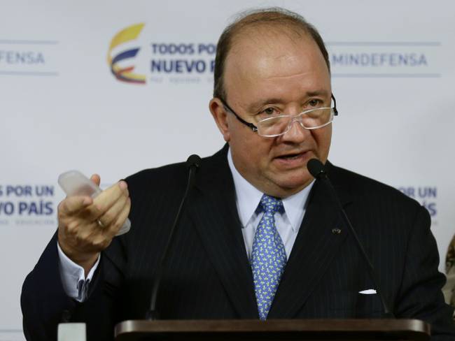 Ministro de Defensa: Luis Carlos Villegas.