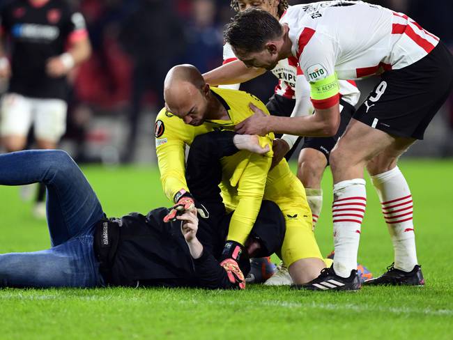 Marko Dmitrovic fue agredido por un hincha en medio del duelo por Europa League entre PSV y Sevilla FC. (Photo by ANP via Getty Images)