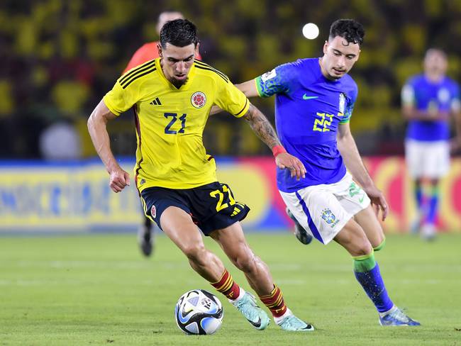 BARRANQUILLA, COLOMBIA - NOVEMBER 16: Daniel Muñoz of Colombia battles for possession with Gabriel Martinelli of Brazil during the FIFA World Cup 2026 Qualifier match between Colombia and Brazil at Estadio Metropolitano Roberto Meléndez on November 16, 2023 in Barranquilla, Colombia. (Photo by Gabriel Aponte/Getty Images)