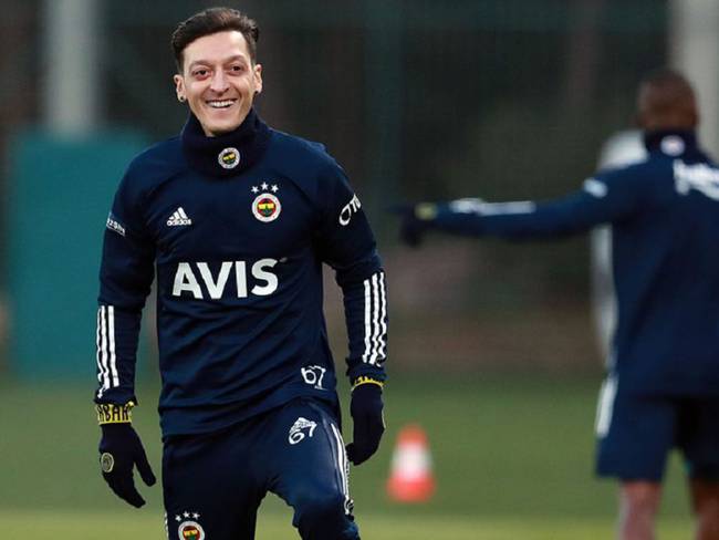 Mesut Özil ya entrena junto al plantel del Fenerbahce.