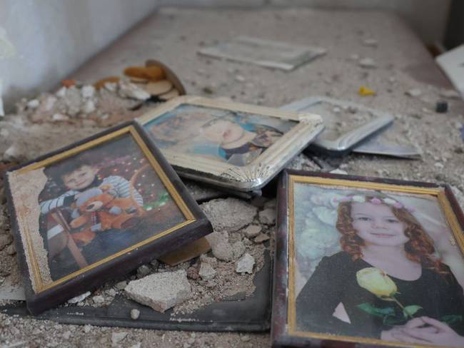 Fotos de menores en un edificio dañado por bombardeos en Mariúpol