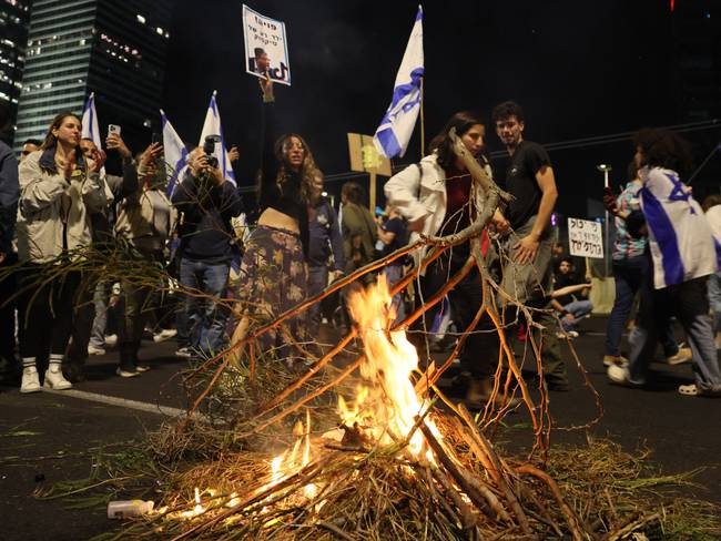Los manifestantes inician un incendio en una calle durante una manifestación contra el proyecto de ley de reforma judicial del gobierno en Tel Aviv el 1 de abril de 2023. Foto: JACK GUEZ/AFP, Getty Images.