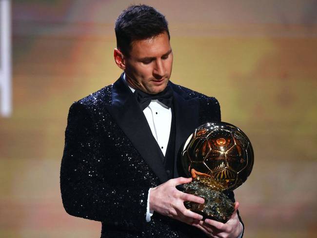 Lionel Messi con el Balón de Oro 2021