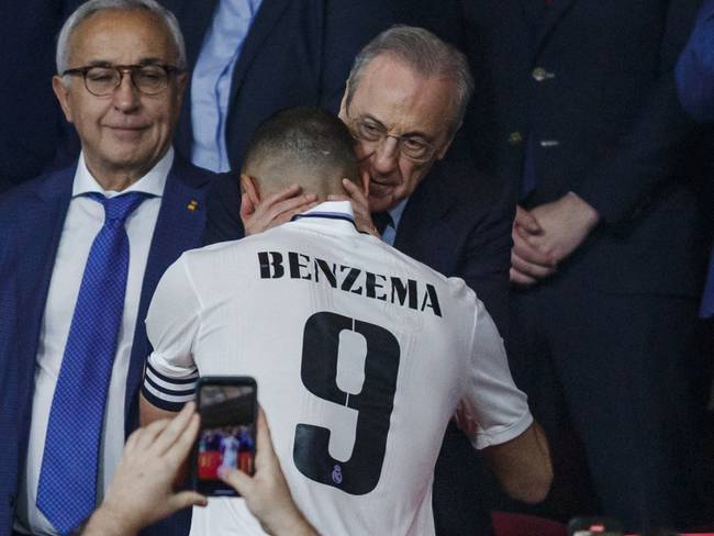 Florentino Pérez y Karim Benzema durante la final de la Copa del Rey (Photo by Pablo Garcia Sacristan/Anadolu Agency via Getty Images)