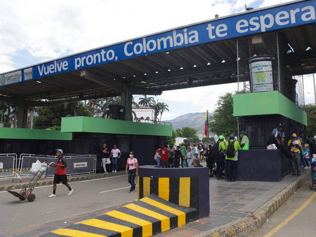 El Puente Internacional Simón Bolívar, que comunica a Colombia con Venezuela, sigue siendo principalmente un paso peatonal, pese a que desde el 28 de septiembre está habilitado el paso de camiones de carga. (Colprensa - Álvaro Tavera)