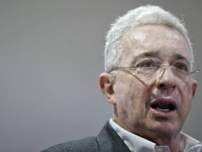 ¿Qué está pensando Álvaro Uribe?