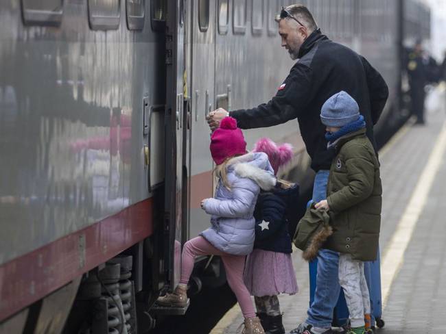 Familia de refugiados sale de Ucrania