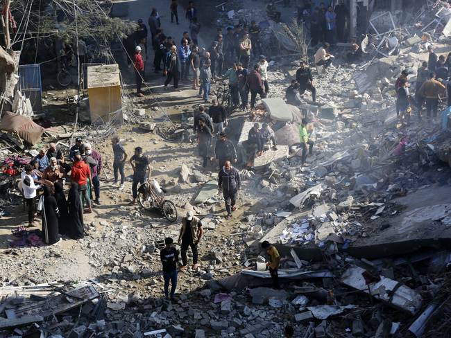 Ataque aéreo del ejército israelí en el campo de refugiados de Nuseirat, 17 de noviembre de 2023. (Foto de Ashraf Amra/Anadolu vía Getty Images )