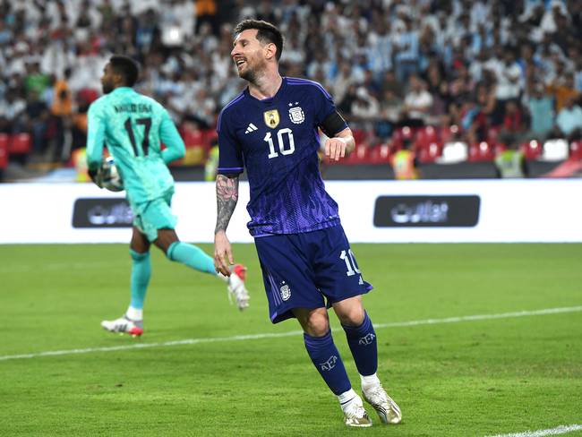 Lionel Messi espera por su debut en Qatar 2022. (Photo by Martin Dokoupil/Getty Images)