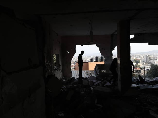 -FOTODELDIA- Yenín (Cisjordania), 22/10/2023.- Palestinos inspeccionan los destrozos registrados en un edificio tras el ataque aéreo de tropas israelíes contra la mezquita Al Ansar en el campo de refugiados de Yenín, en Cisjordania, este domingo. EFE/ Alaa Badarneh