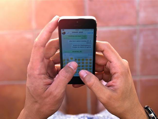 Mensajes desde el celular. Foto: Artur Debat / Getty Images