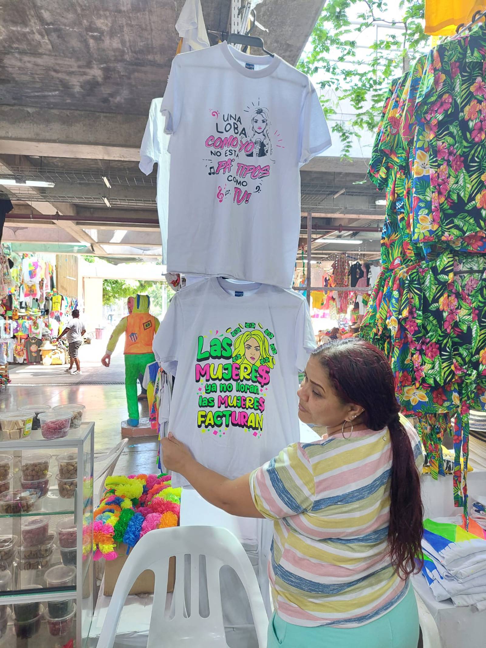 Adulto escalar Pensar en el futuro Comerciantes de Barranquilla ya venden camisetas con el nuevo hit de Shakira