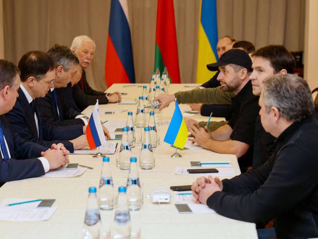 Mesa de negociaciones entre Ucrania y Rusia