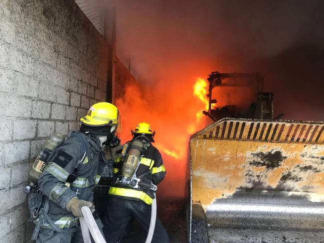 Incendio en bodegas de Almadelco/ Bomberos de Santa Marta