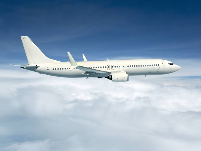 Avión comercial de color blanco volando / Foto: GettyImages