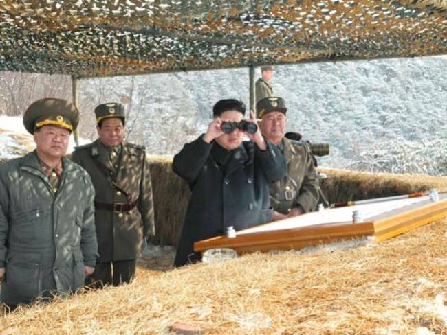 El líder norcoreano Kim Jong-un durante una inspección de un simulacro militar en Corea del Norte.Corea del Norte puso a su ejército en situación de estar listo para el combate, el martes, y ordenó a las unidades de misiles estratégicos que estén preparadas para posibles disparos contra el territorio continental de Estados Unidos y las islas de Hawái y Guam, en el Pacífico, informaron los medios de comunicación oficiales norcoreanos