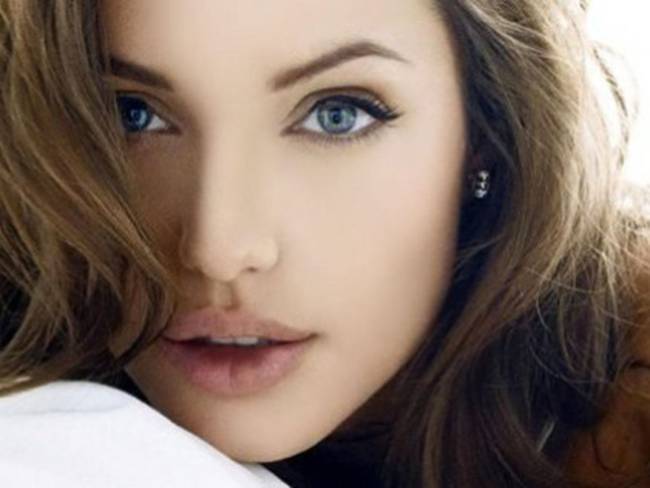 Angelina Jolie es hospitalizada por anorexia