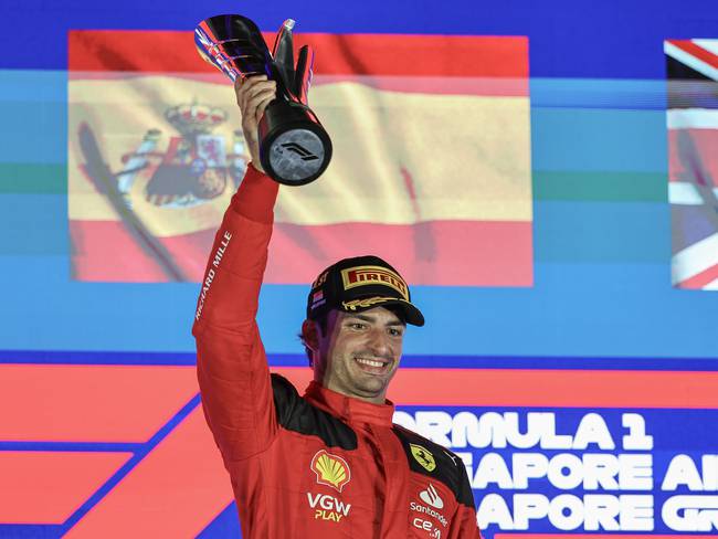 Carlos Sainz Jr. en el podio del GP de Singapur 2023