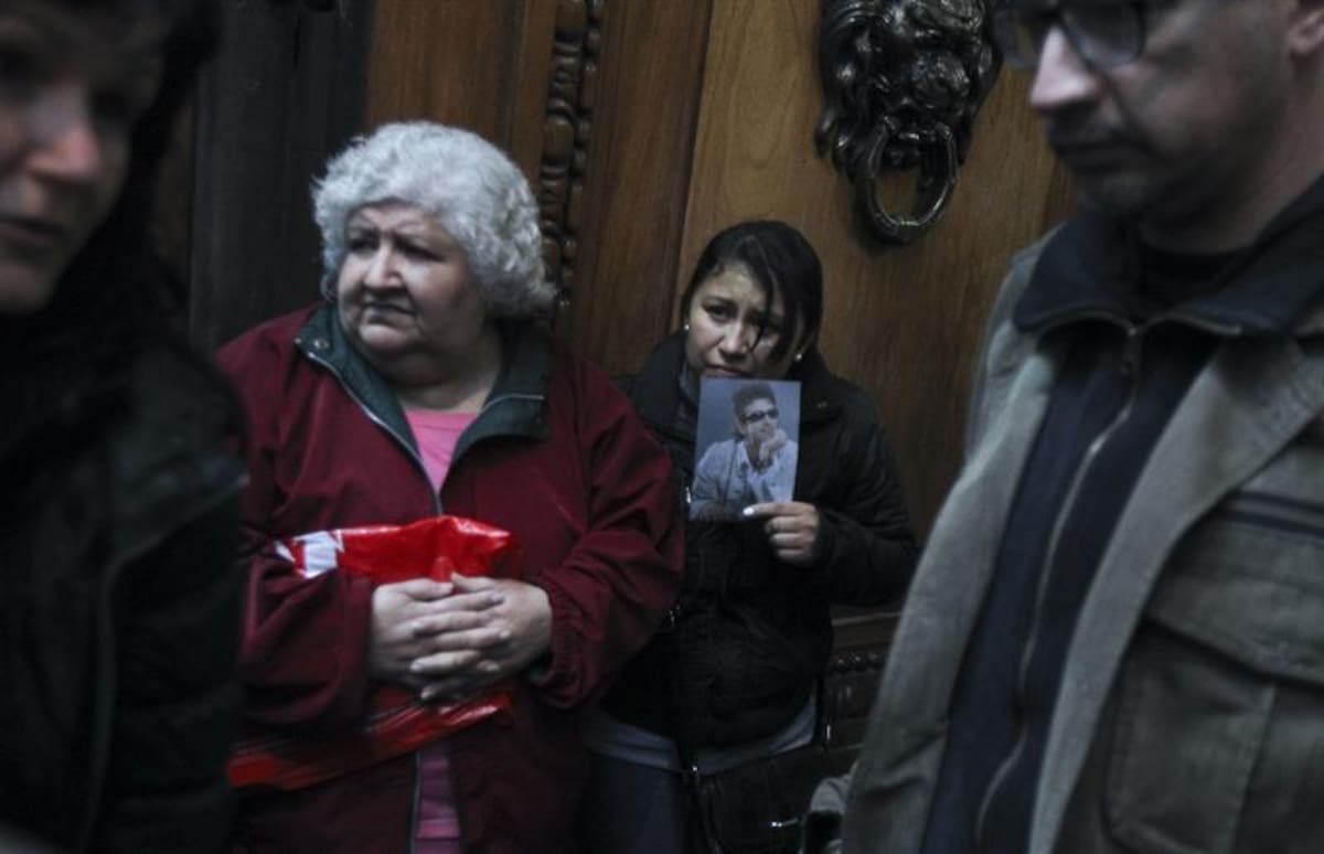 Los seguidores del exvocalista de Soda Stereo se unieron en una sola voz para rendir tributo al artista en sus exequias. Foto: Efe