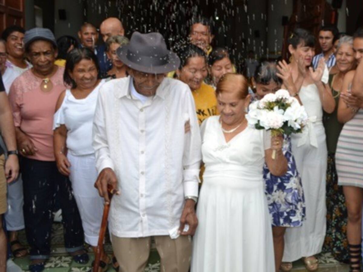 ¡Nunca es tarde! A sus 67, Carmen Gómez se casó con don Efraín García, un músico de 100 años