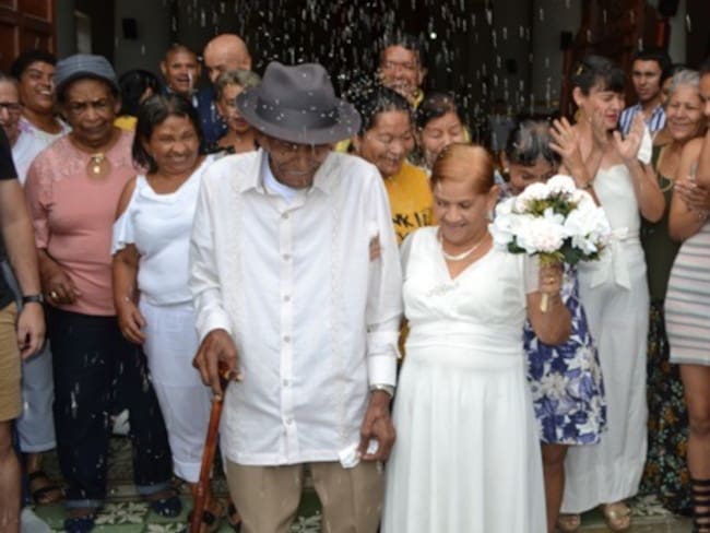 ¡Nunca es tarde! A sus 67, Carmen Gómez se casó con don Efraín García, un músico de 100 años