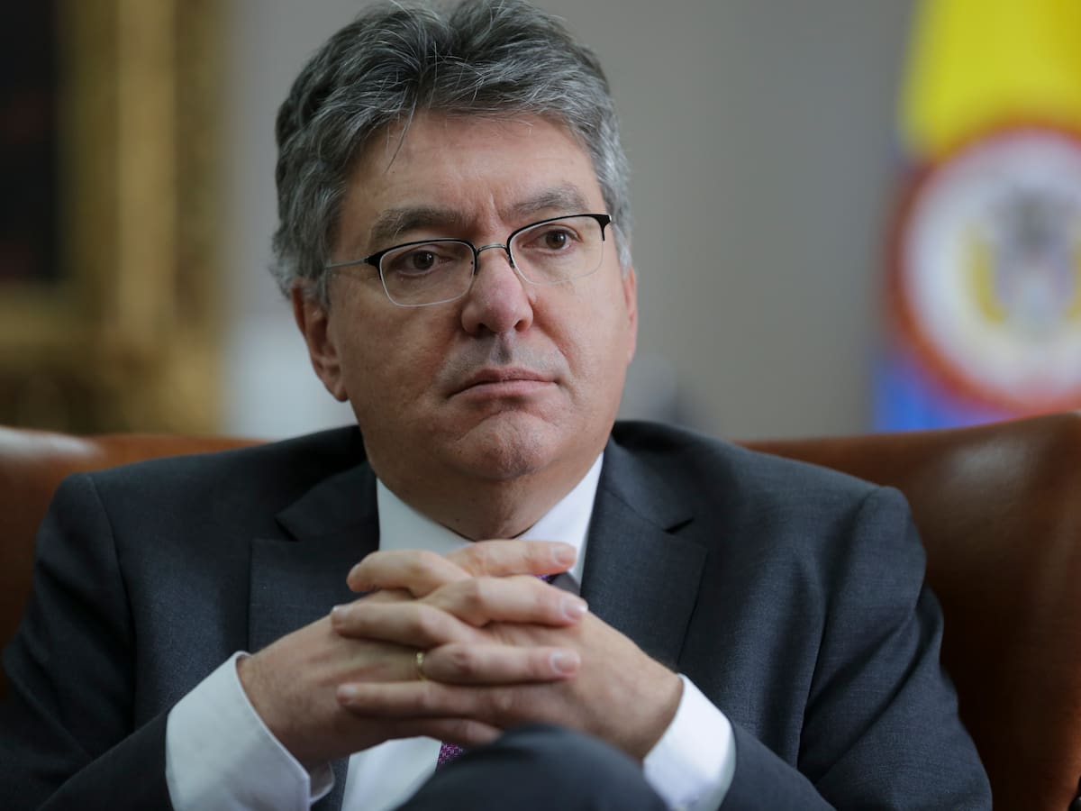 Exministro Cárdenas critica a Petro: “Deja apagón y crisis fiscal y de salud al próximo gobierno”