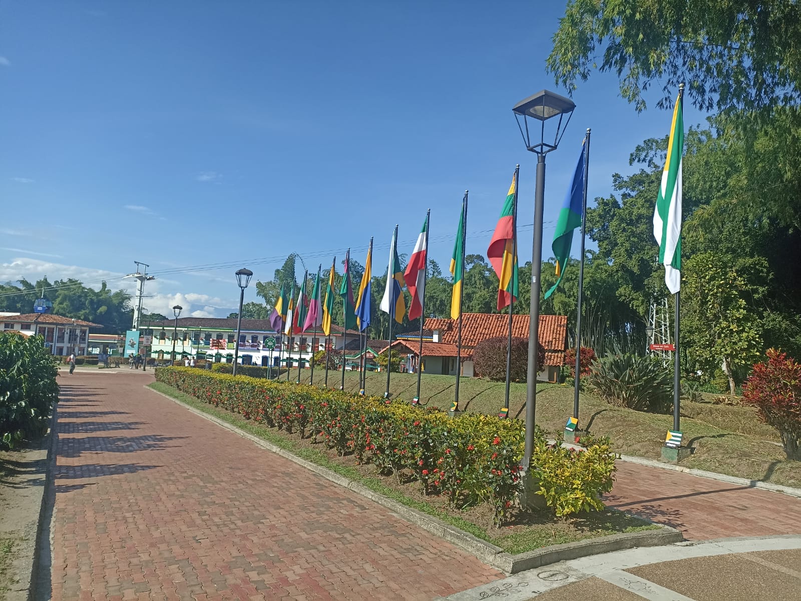 Plazoleta de las banderas en el Parque del Café en Montenegro, Quindío. Foto: Adrián Trejos