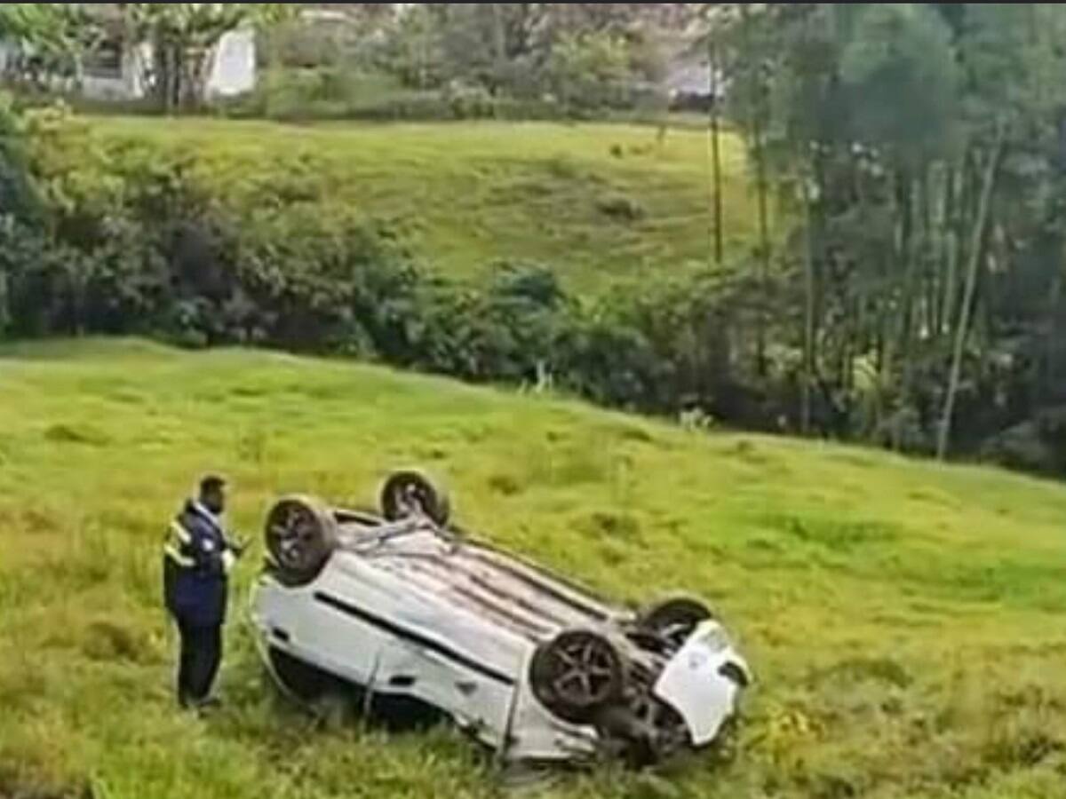 Persona resultó herida después de que un vehículo rodó por una ladera en Riosucio