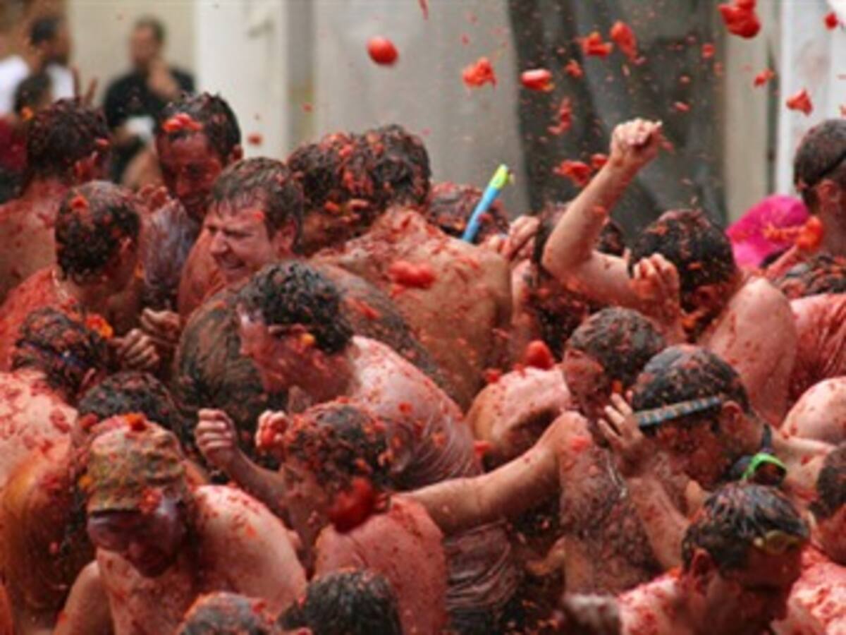 La localidad española de Buñol libra su 'guerra mundial' del tomate