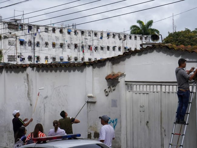 Infractores pintaron fachada de la cárcel Modelo de Bucaramanga