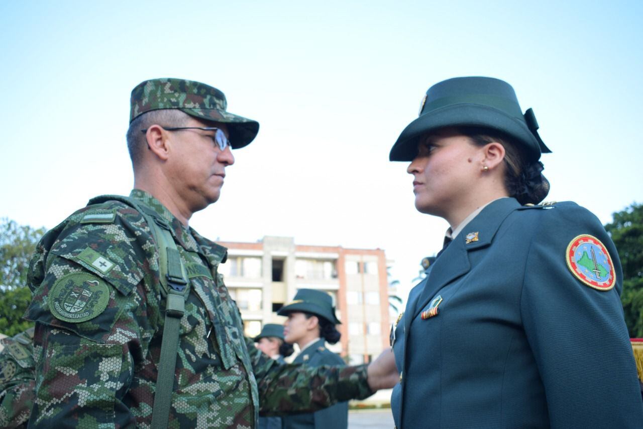Antes de ser oficial, la teniente Moreno ya era madre y ejercía su profesión en un centro de familia militar, cuando en el mes de abril del año 2018 se presentó a una convocatoria del Ejército Nacional