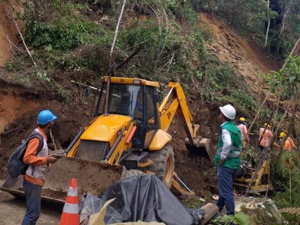 Se salvó de milagro: a un hombre le cayó encima un gigantesco derrumbe