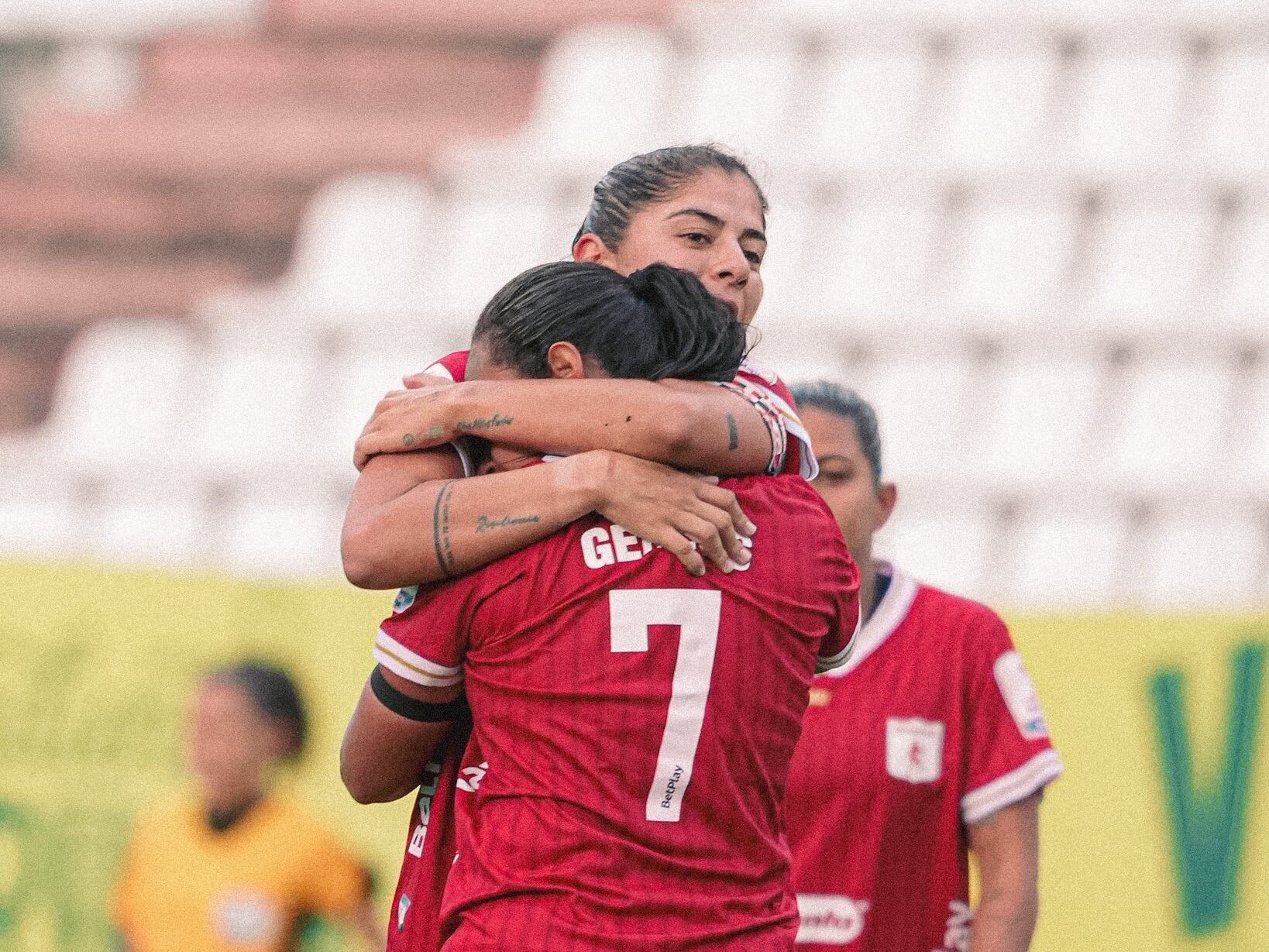 Las jugadoras del América celebran uno de sus goles ante el Once Caldas / Twitter: @AmericaCaliFem.