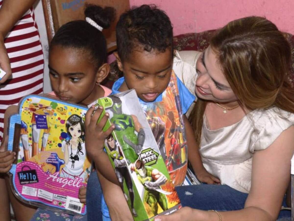 Primera Dama de Cartagena llevó regalos a niños discapacitados