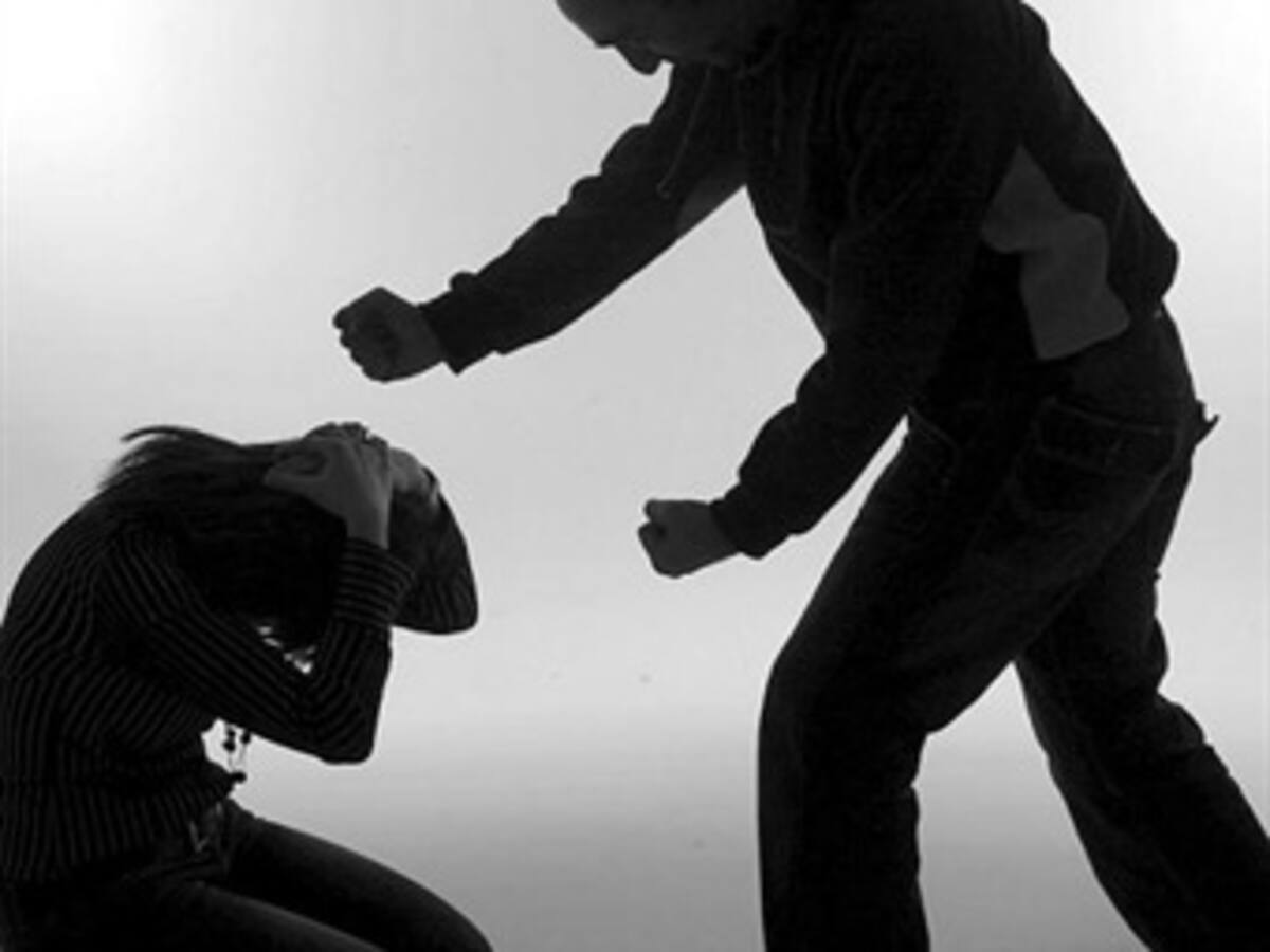 Francia empleará pulseras electrónicas para combatir violencia contra las mujeres