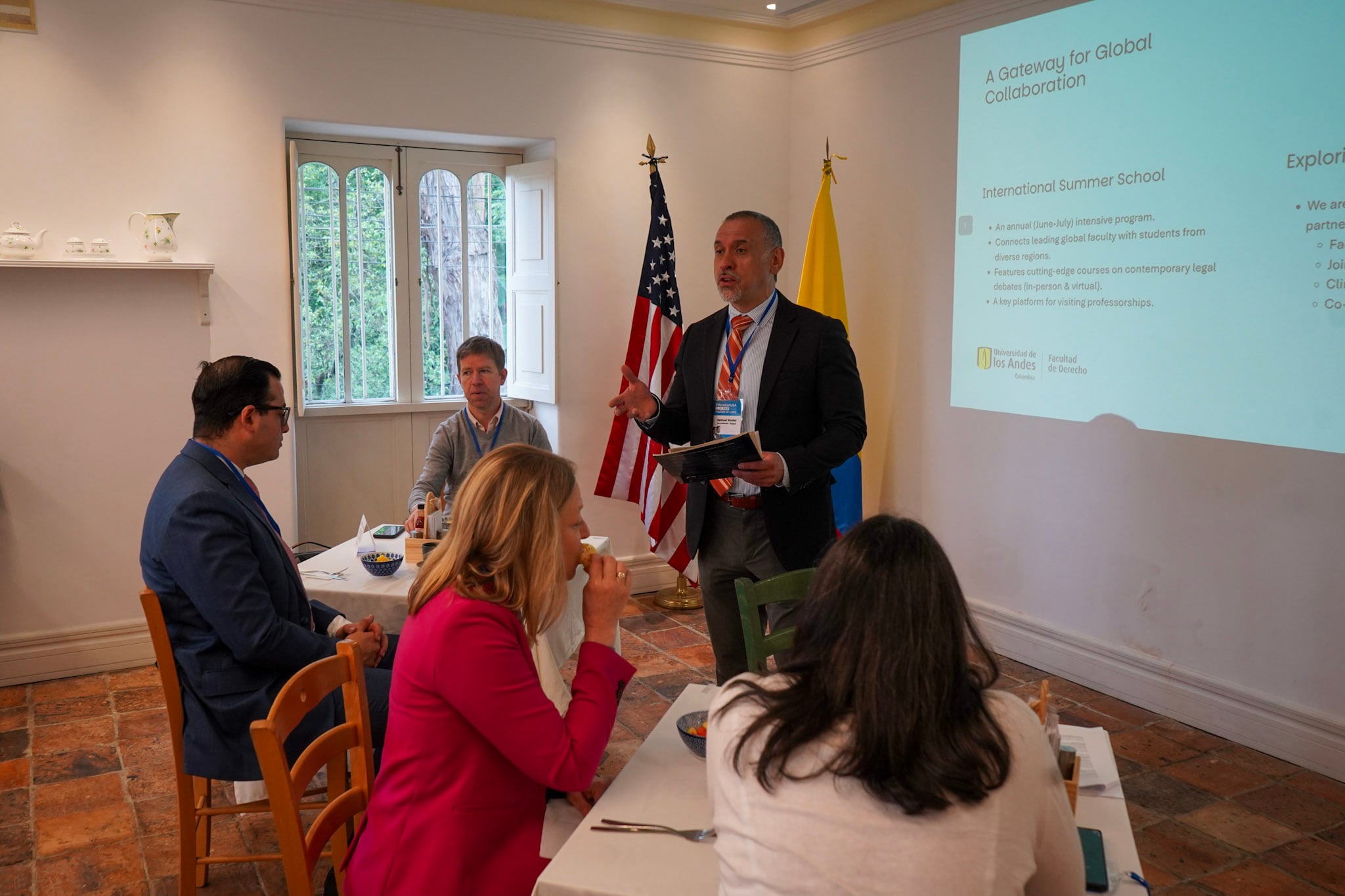 Estudiantes podrán conocer opciones académicas y recibir acompañamiento sobre los procesos para estudiar en universidades de Estados Unidos en la Feria EducationUSA LL.M. + MBA Tour 2026 en Bogotá. Foto: Feria EducationUSA LL.M. + MBA Tour 2026.