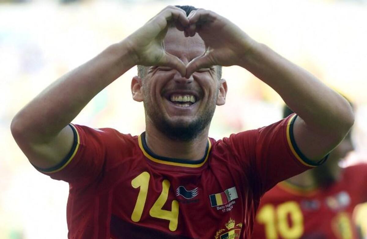 Sofiane Feghouli abrió el marcador en el minuto 24 desde el punto penal y Fellaini consiguió el empate en el 70. Mertens consiguió el 2-1 y le dio la victoria a los "Diablo rojos".