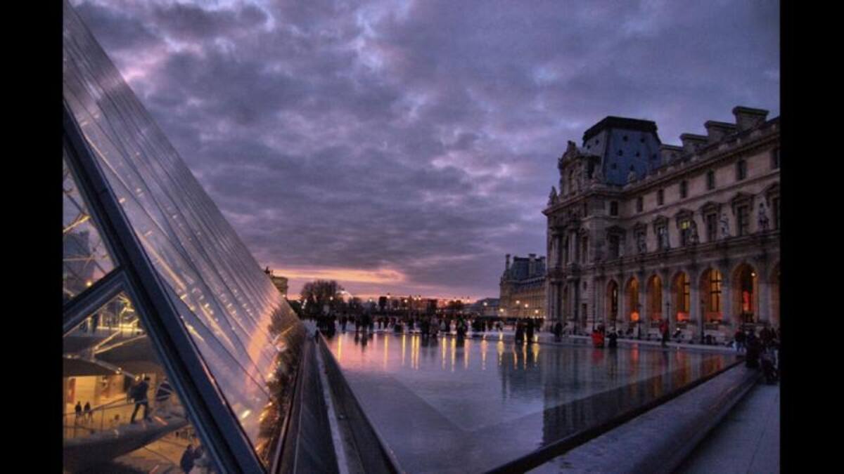 “En un atardecer mágico debajo de un cielo nublado observamos una de las esquinas de la Pirámide del Museo de Louvre al lado de una de sus fuentes de agua y rodeada de visitantes. París, 2013”. Imagen captada por Roscec Cardoso, de Carabobo, Venezuela.